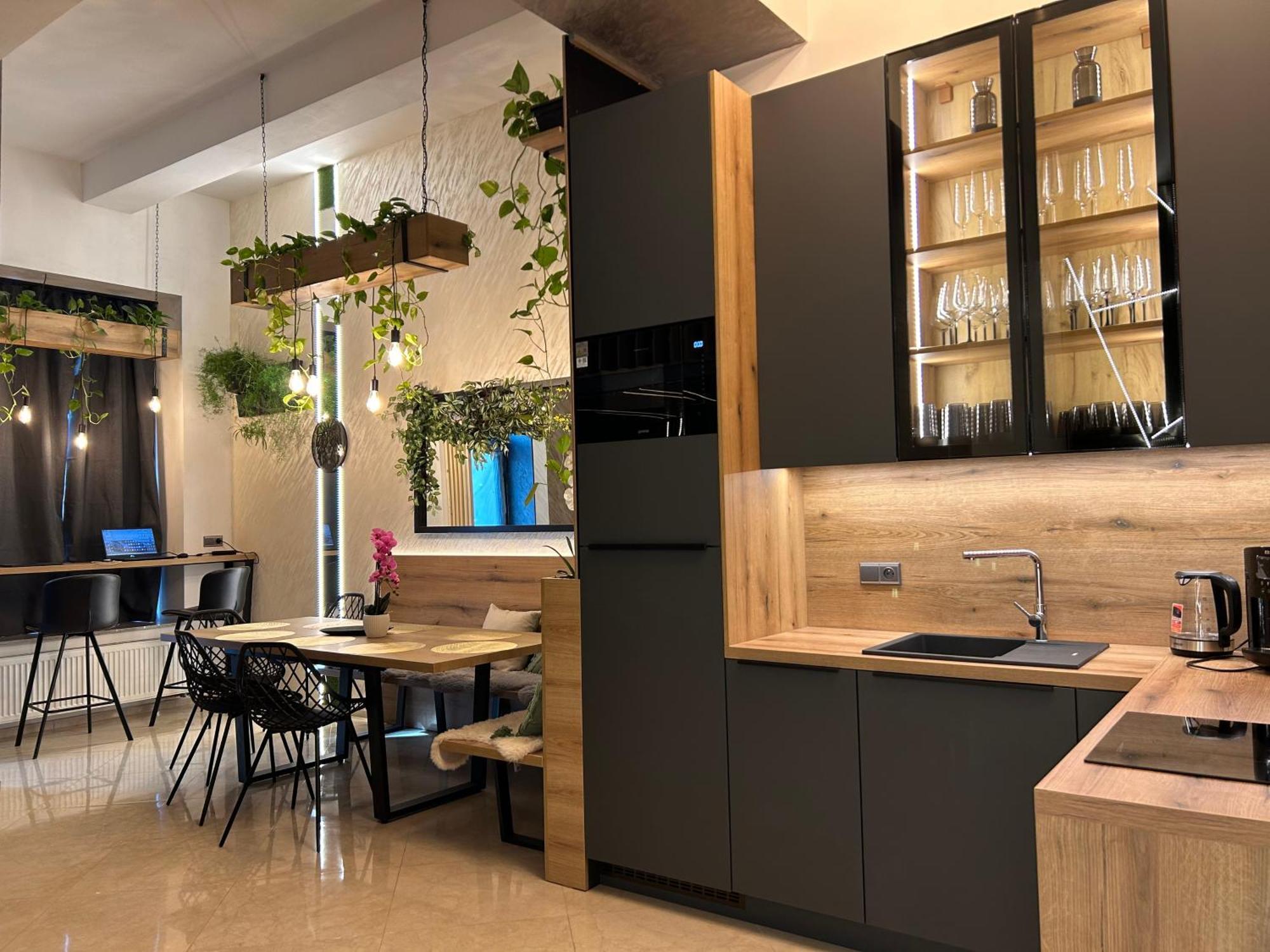 Leo & Private Zone - Old Apartment
