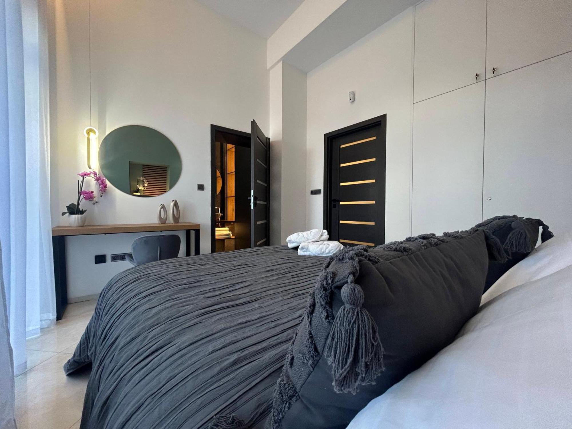 Leo & Private Zone - Old Apartment