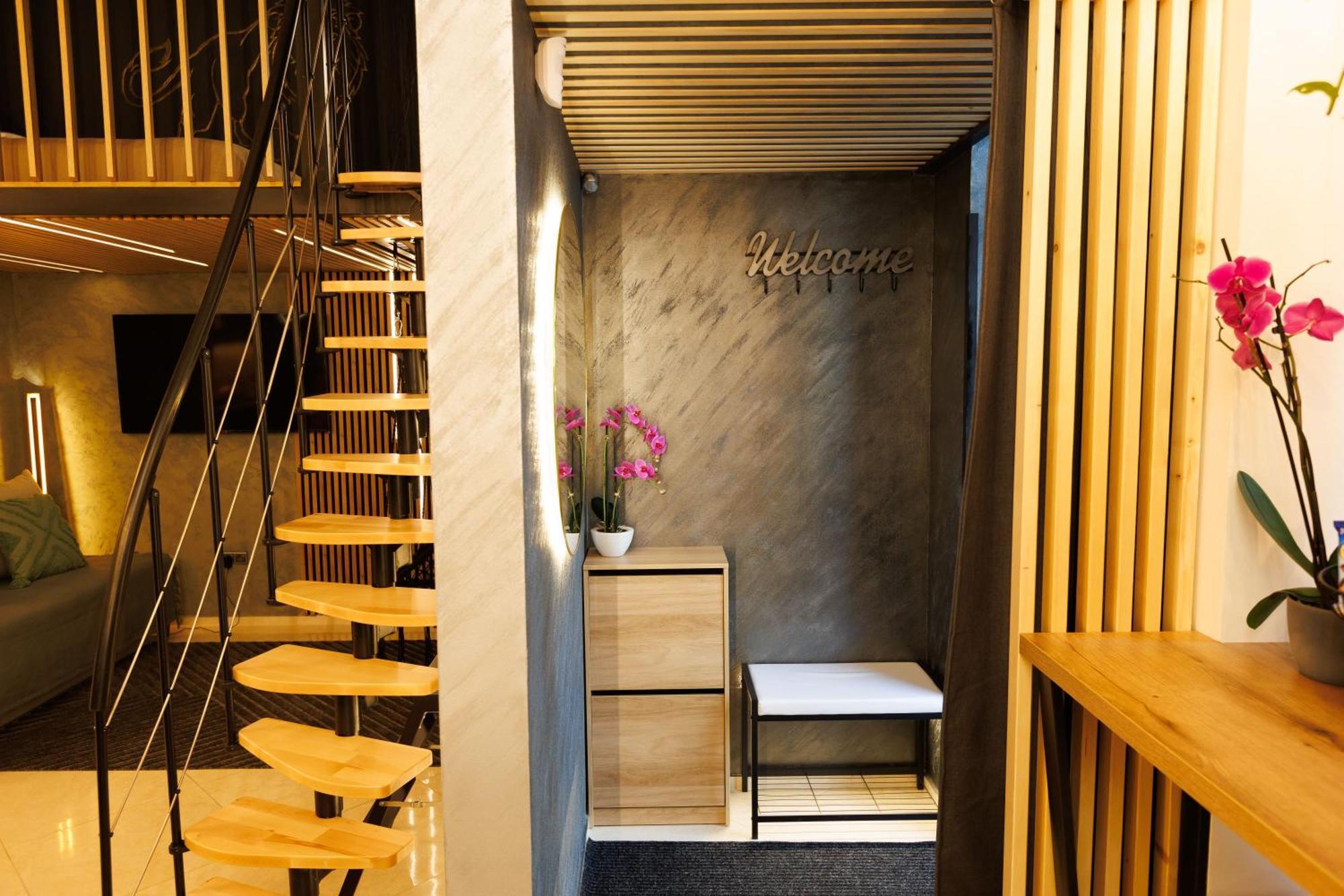 Leo & Private Zone - Old Apartment